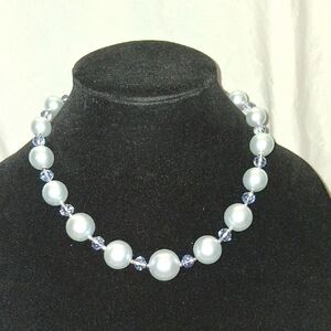 Elegant Pearl and Crystal Necklace